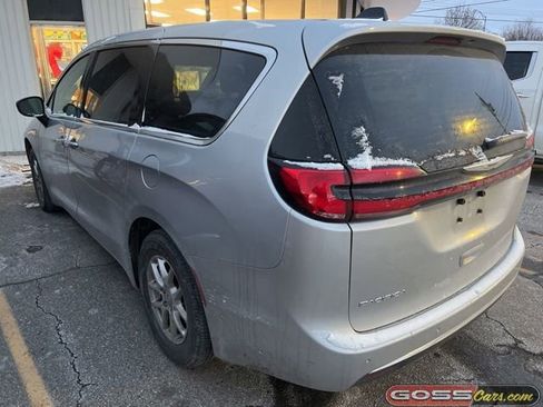 Certified 2024 Chrysler Pacifica Touring-L image 4