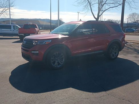 Used 2024 Ford Explorer XLT w/ Equipment Group 202A image 8