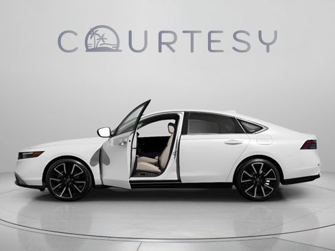 Used 2023 Honda Accord Touring image 2