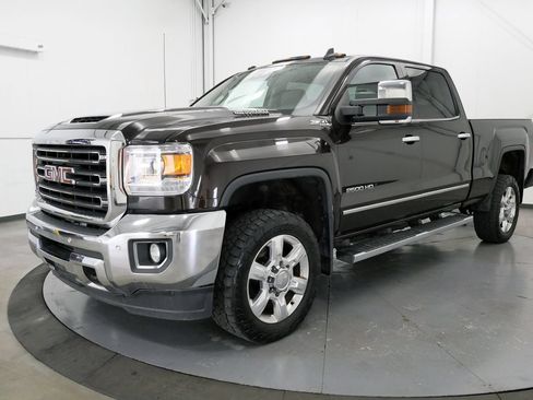 Used 2019 GMC Sierra 2500 SLT w/ Driver Alert Package AWD/4WD image 3