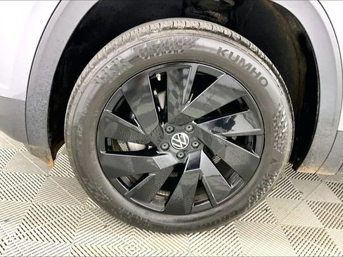 Used 2024 Volkswagen Atlas Cross Sport SE FWD image 7