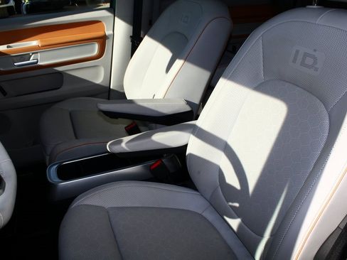 Used 2025 Volkswagen ID. Buzz 1st Edition image 4