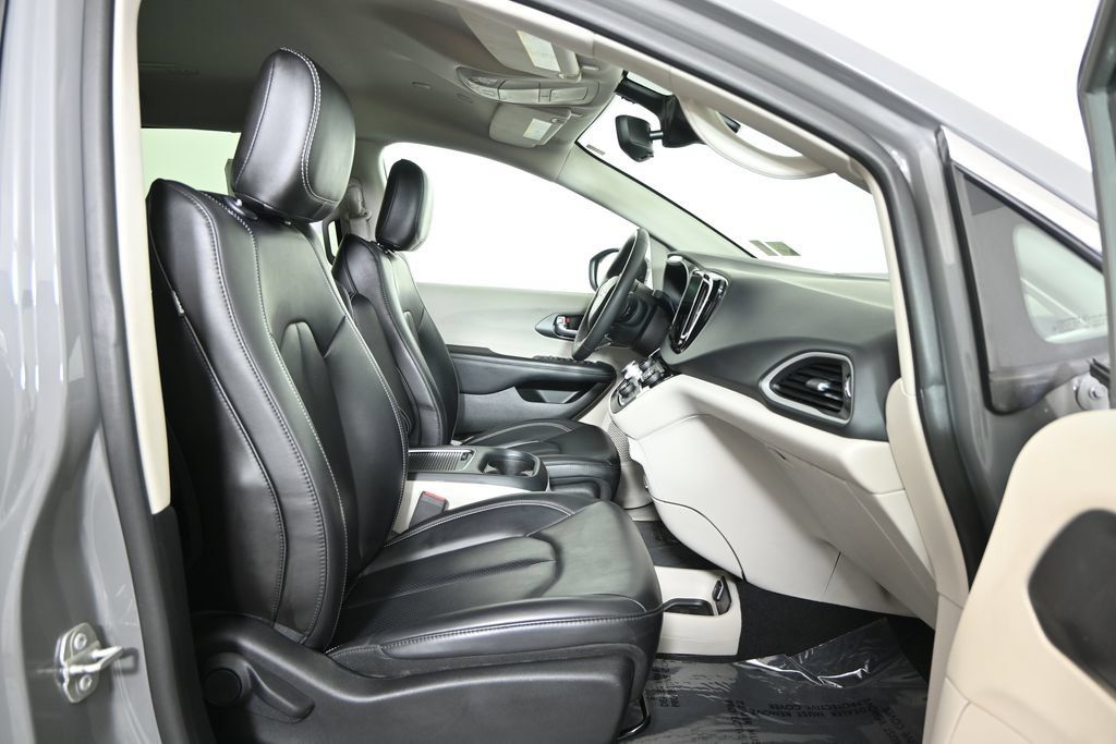 Used 2023 Chrysler Pacifica Touring-L FWD image 8