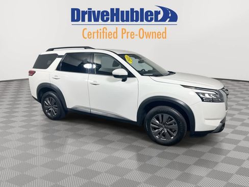 Used 2025 Nissan Pathfinder SV image 2