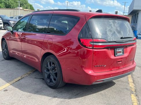 Used 2025 Chrysler Pacifica Limited FWD image 4