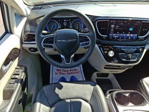 Used 2024 Chrysler Pacifica Touring-L FWD image 14