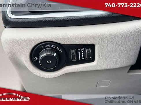 Used 2021 Chrysler Pacifica Touring-L image 17