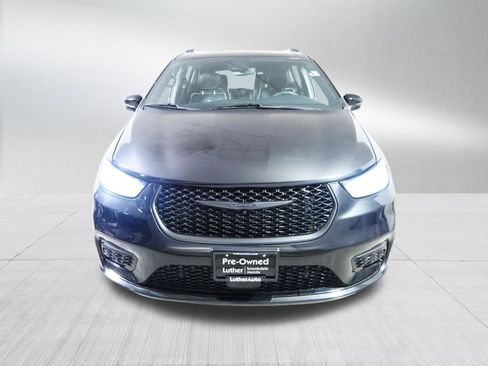 Used 2024 Chrysler Pacifica Premium image 2