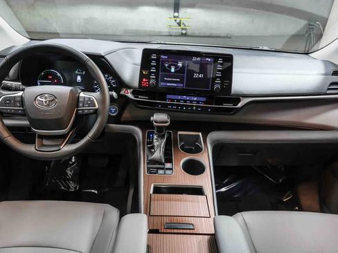Used 2021 Toyota Sienna XLE FWD image 15