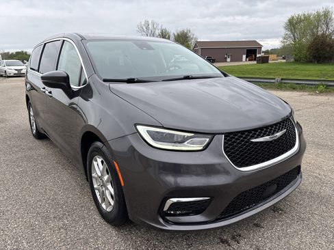 Used 2023 Chrysler Pacifica Touring-L FWD image 1