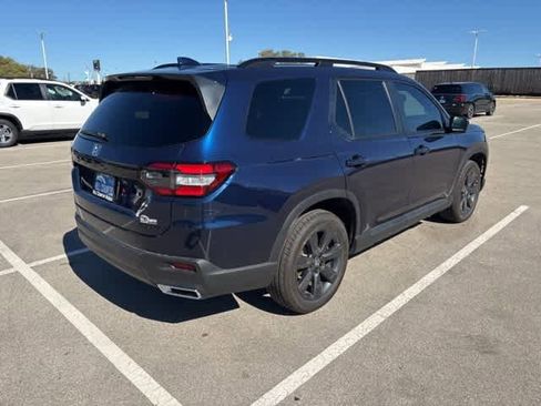 Used 2025 Honda Pilot Sport image 5
