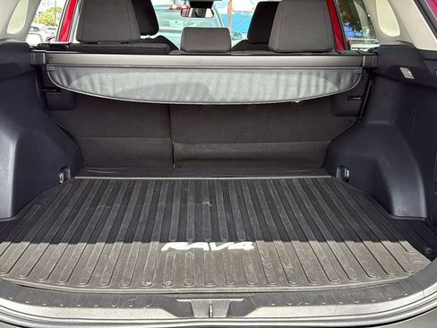 Used 2021 Toyota RAV4 LE AWD/4WD image 9