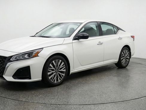 Used 2025 Nissan Altima 2.5 SV image 3