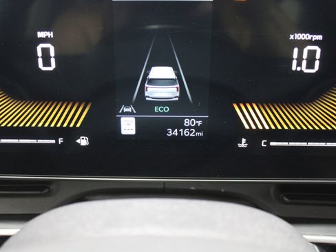 Used 2025 Kia Carnival FWD image 32
