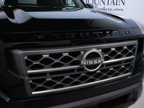 Used 2023 Nissan Frontier SV AWD/4WD image 7