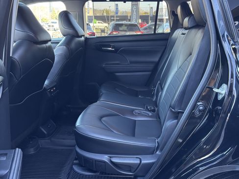 Used 2023 Toyota Highlander XLE image 18