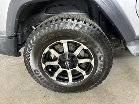 Used 2019 Jeep Wrangler Sport AWD/4WD image 12