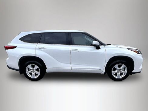 Used 2022 Toyota Highlander LE image 5