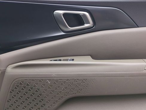 Used 2025 Kia Carnival image 35