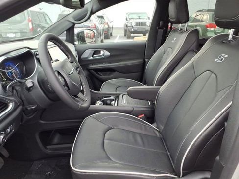 New 2026 Chrysler Pacifica Limited w/ S Appearance Package FWD image 14