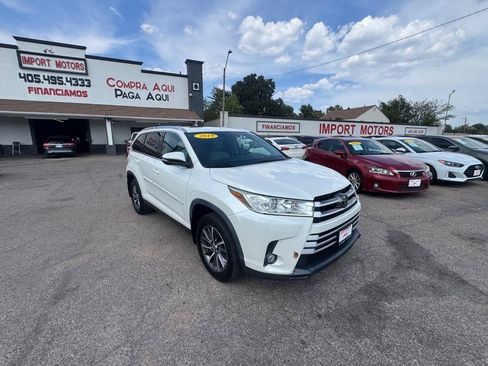 Used 2019 Toyota Highlander XLE FWD image 3