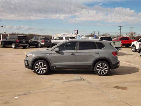 Used 2024 Volkswagen Taos SE image 4