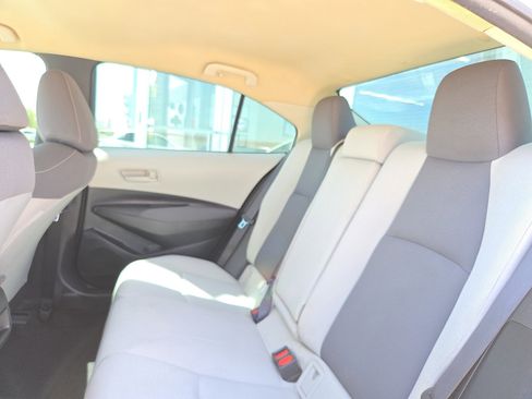 Used 2022 Toyota Corolla LE image 6