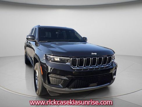 Used 2024 Jeep Grand Cherokee Laredo AWD/4WD image 3