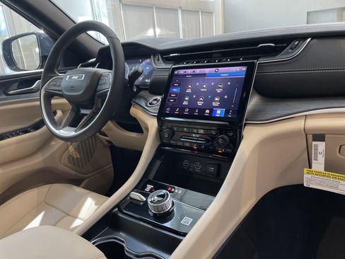 New 2025 Jeep Grand Cherokee Limited w/ Luxury Tech Group II image 33