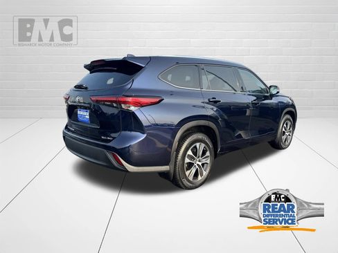 Used 2021 Toyota Highlander XLE AWD/4WD image 3