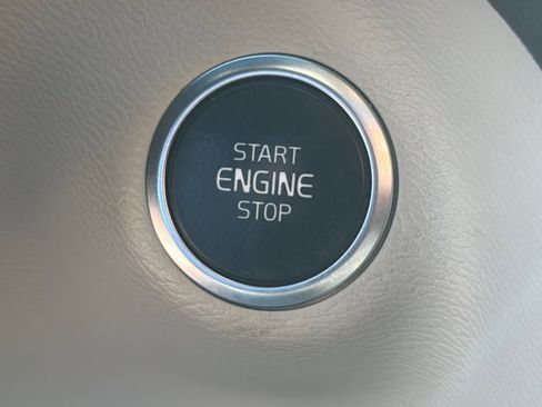 Used 2019 Volvo XC40 T5 Momentum image 36