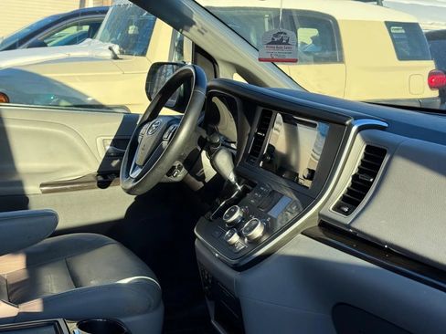 Used 2017 Toyota Sienna XLE Premium image 31