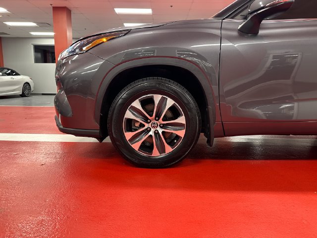 Used 2022 Toyota Highlander XLE AWD/4WD image 28