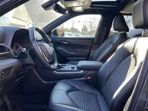 Used 2022 Toyota Highlander XSE image 18