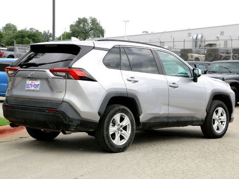 Used 2021 Toyota RAV4 XLE w/ Convenience Package FWD image 5