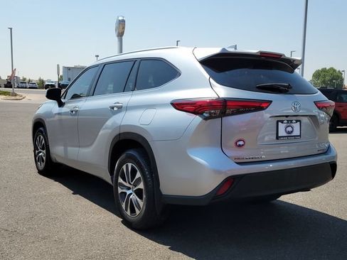 Used 2023 Toyota Highlander XLE AWD/4WD image 3