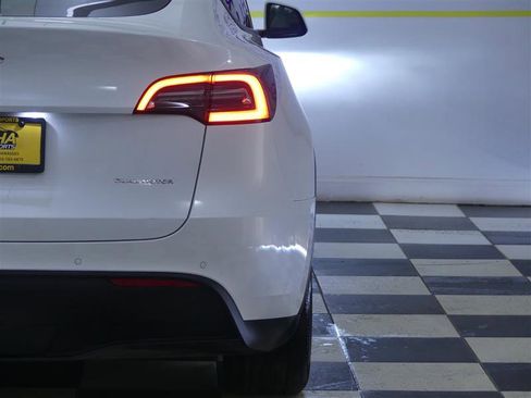 Used 2021 Tesla Model Y Long Range image 29