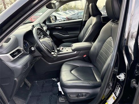 Used 2021 Toyota Highlander XLE image 14
