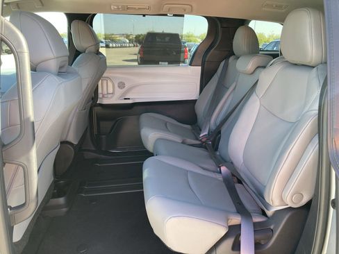 Certified 2025 Toyota Sienna XLE image 26