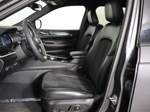 Used 2023 Jeep Grand Cherokee Altitude image 16