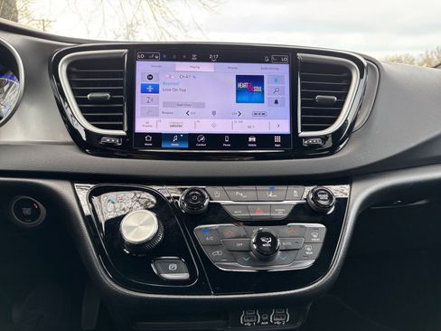 Used 2025 Chrysler Pacifica Select image 17