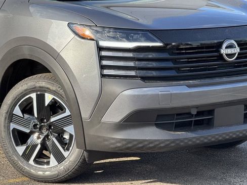 Used 2025 Nissan Kicks SV image 3