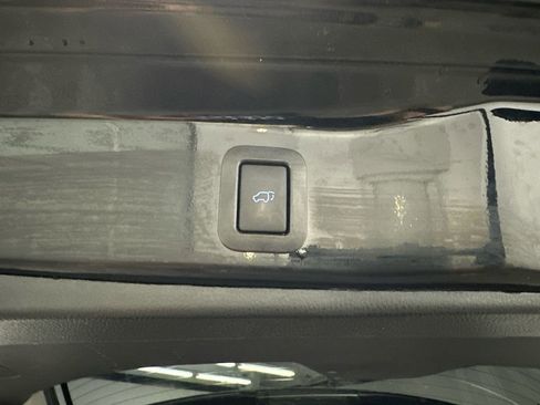 Used 2018 Toyota Highlander SE image 21