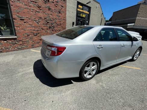 Used 2014 Toyota Camry SE w/ Moonroof Package FWD image 3