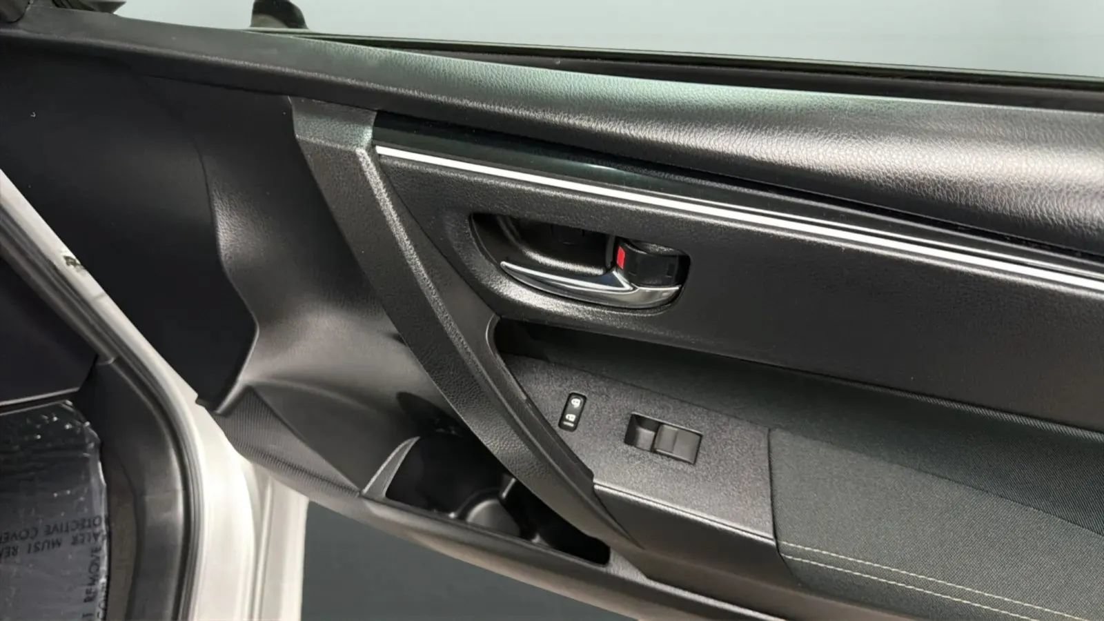 Used 2017 Toyota Corolla LE w/ Carpet Mat Package (TMS) FWD image 17