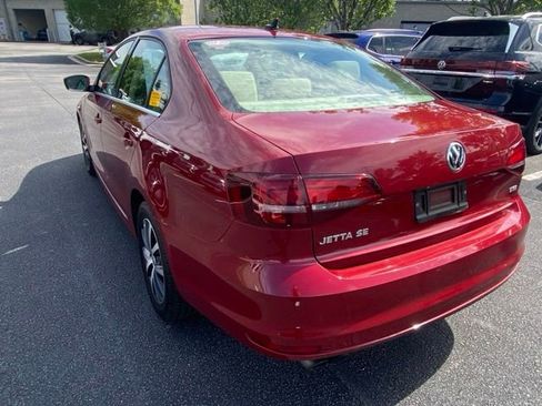 Used 2018 Volkswagen Jetta SE FWD image 2