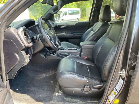 Used 2018 Toyota Tacoma TRD Off-Road w/ Technology Package image 12