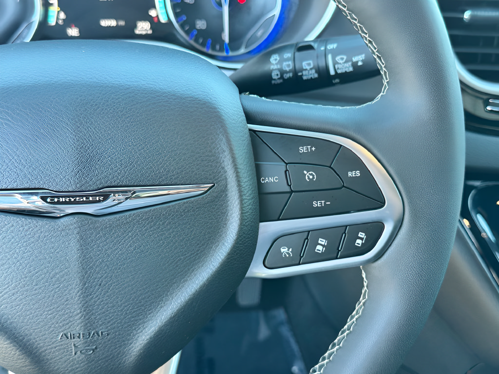 Used 2025 Chrysler Pacifica Select FWD image 15