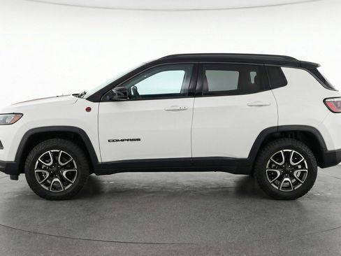 Used 2025 Jeep Compass Trailhawk AWD/4WD image 5