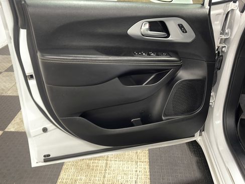 Used 2020 Chrysler Pacifica Touring-L w/ S Appearance Package FWD image 12